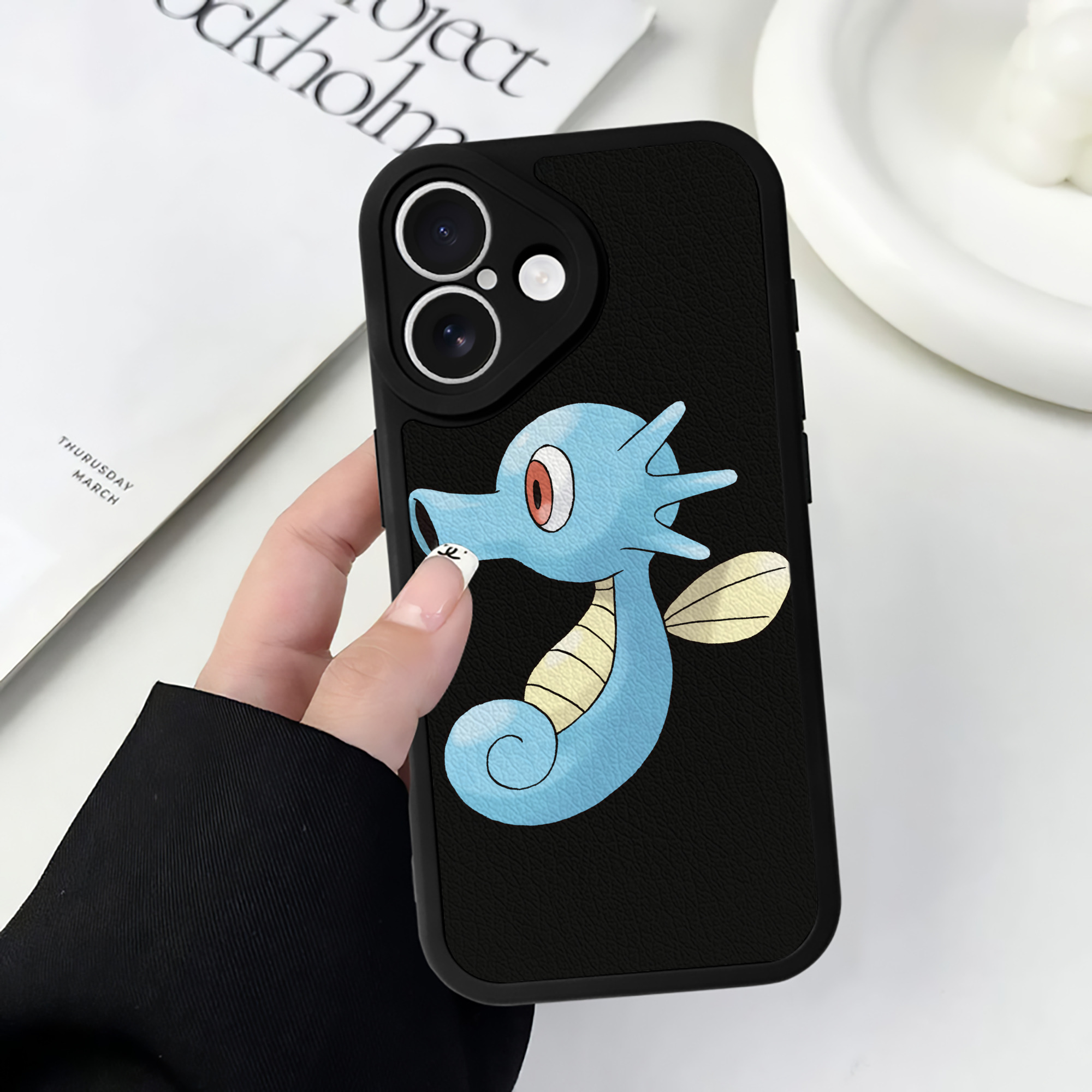 （画像用） ポケットモンスター Pokémon 【iPhone 16シリーズ対応】シリコンスマホケース（レザー調） 材質：シリコン
